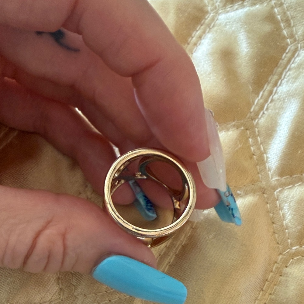 Gold Tone Openwork Wide Fashion Ring - “XOXO” Size 7 - Picture 7 of 7